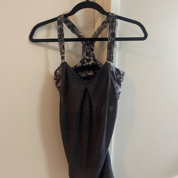 Lululemon tank top. Size 8. Built in bra, medium support. Loose hip - Picture 5 of 12